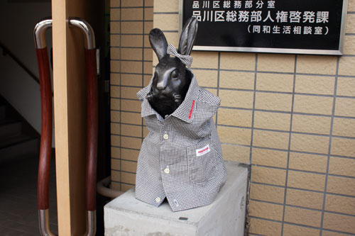 玄関前のうさぎの銅像