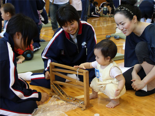 赤ちゃんとのふれあい授業