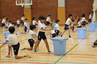 竜神太鼓をたたく小学生1