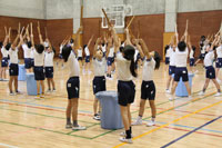 竜神太鼓をたたく小学生2