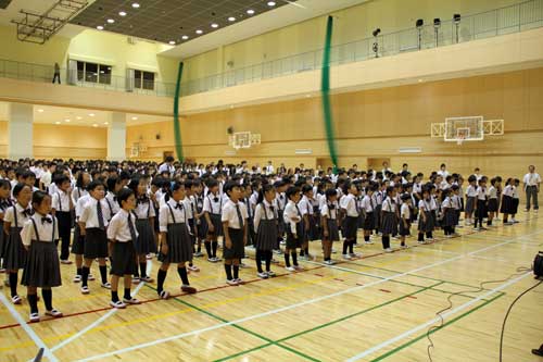 100901全校児童、生徒が整列