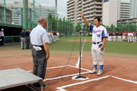 100905選手宣誓を受ける藤本スポーツ協会理事長