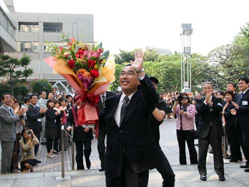 101005歓迎を受ける濱野区長