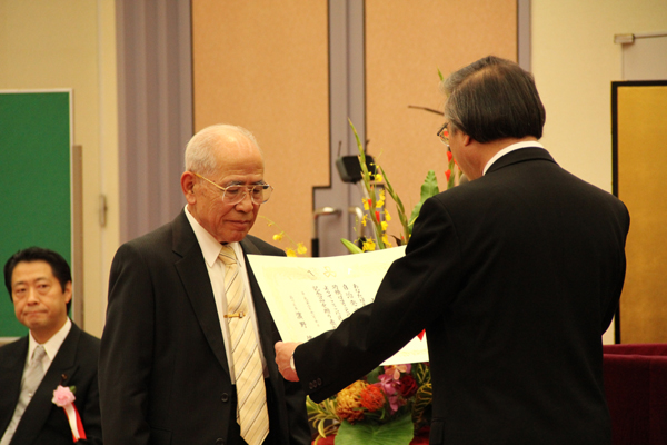 功労者表彰(古賀会長)