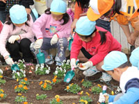 植えつけをする子ども達