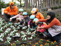 植えつけをする子ども達