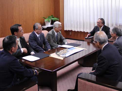 濱野区長と歓談する皆さん1