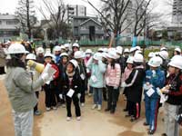 鮫洲運動公園改修工事を子供たちが見学・体験