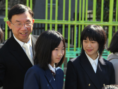 福島県南相馬市の児童6人が浅間台小学校で始業式
