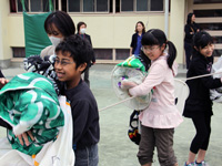 三木小学校 120匹の鯉のぼり上げ