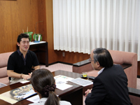 原田慶太楼さん来庁