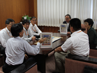 記念切手「浮世絵 品川歳時記」を濱野区長に贈呈