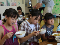 ゴーヤチャンプルを食べる子ども達