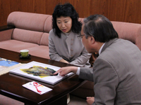 作品の説明を受ける濱野区長