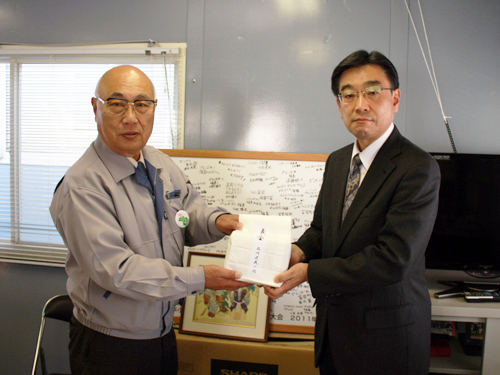 遠藤富岡町長に義援金1,200万円を届けました