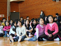 上山選手の演技に見入る子どもたち