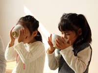 大井保育園 お茶を飲む園児