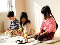 大井保育園　お菓子を隣に渡す子ども