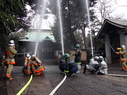 戸越八幡神社への放水訓練
