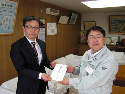 山本宮古市長に義援金850万円を届けました