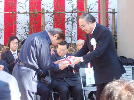 ひのみ広場のカギを新宅会長に引渡し