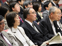 講演を聞く濱野区長