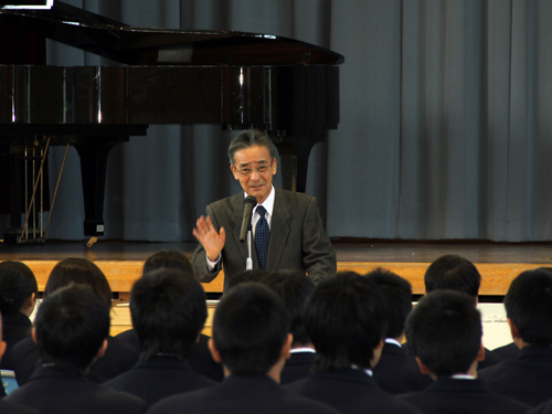 講演する須田アナウンサー