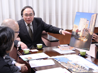 高層ビルと品川浦の舟だまりの風景をパネルで説明