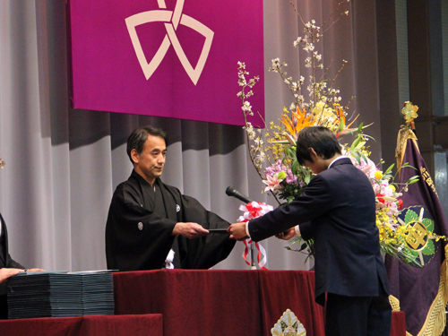 卒業証書を受け取る生徒