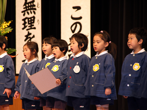 交通安全宣言を読み上げる子どもたち