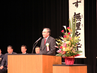 挨拶する濱野区長