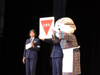 交通安全教育で標識の意味を説明する警察官