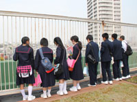 屋上庭園から品川区内を見渡す中学生たち