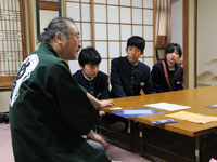 目黒の誕生八幡神社で小林さんの説明を聞く中学生たち