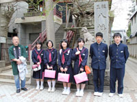 目黒の誕生八幡神社前で記念撮影