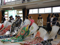 体育館で鯉のぼり上げの準備1