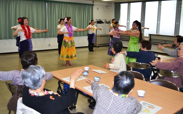 高年者懇談会でフラダンス