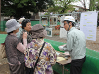 見学に訪れた方へ職員が説明する