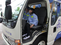 運転席のモニターを見る子ども