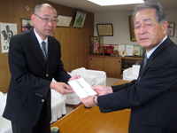 山口宮古市副市長に義援金500万円を届けました