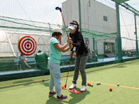 子どもたちにゴルフレッスン