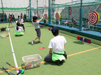 子どもたちにゴルフレッスン