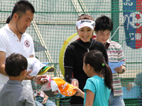 子どもたちにサイン入りの帽子やボールを手渡す古閑さん