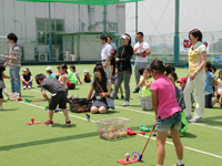 子どもたちにゴルフレッスン