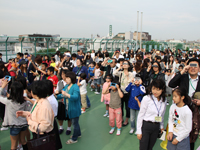 源氏前小学校の屋上に集まった大勢の人達