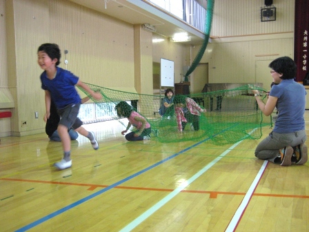 24_レッツトライ_障害物競走網くぐり