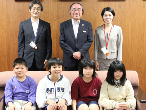 濱野区長と杜松小学校の児童たち