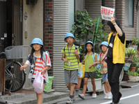 学校に戻る児童たち
