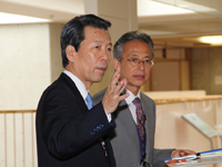 平野文科相が小中一貫校日野学園を視察