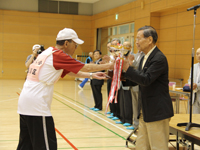 さくら会による優勝杯返還